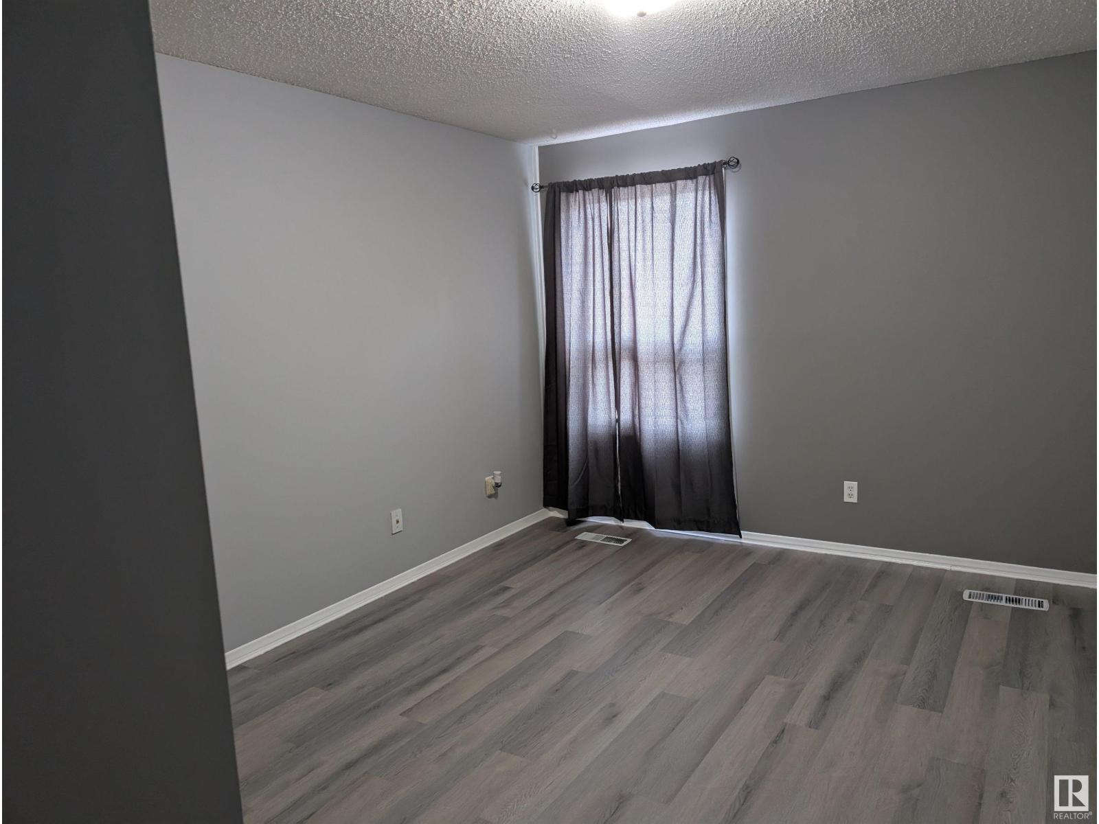 Photo 24 of 45 Lorelei Cl Nw, Edmonton AB