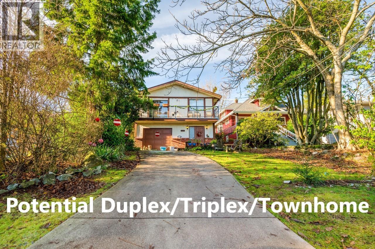 Photo 12 of 3003 Sunnyhurst Road, North Vancouver BC