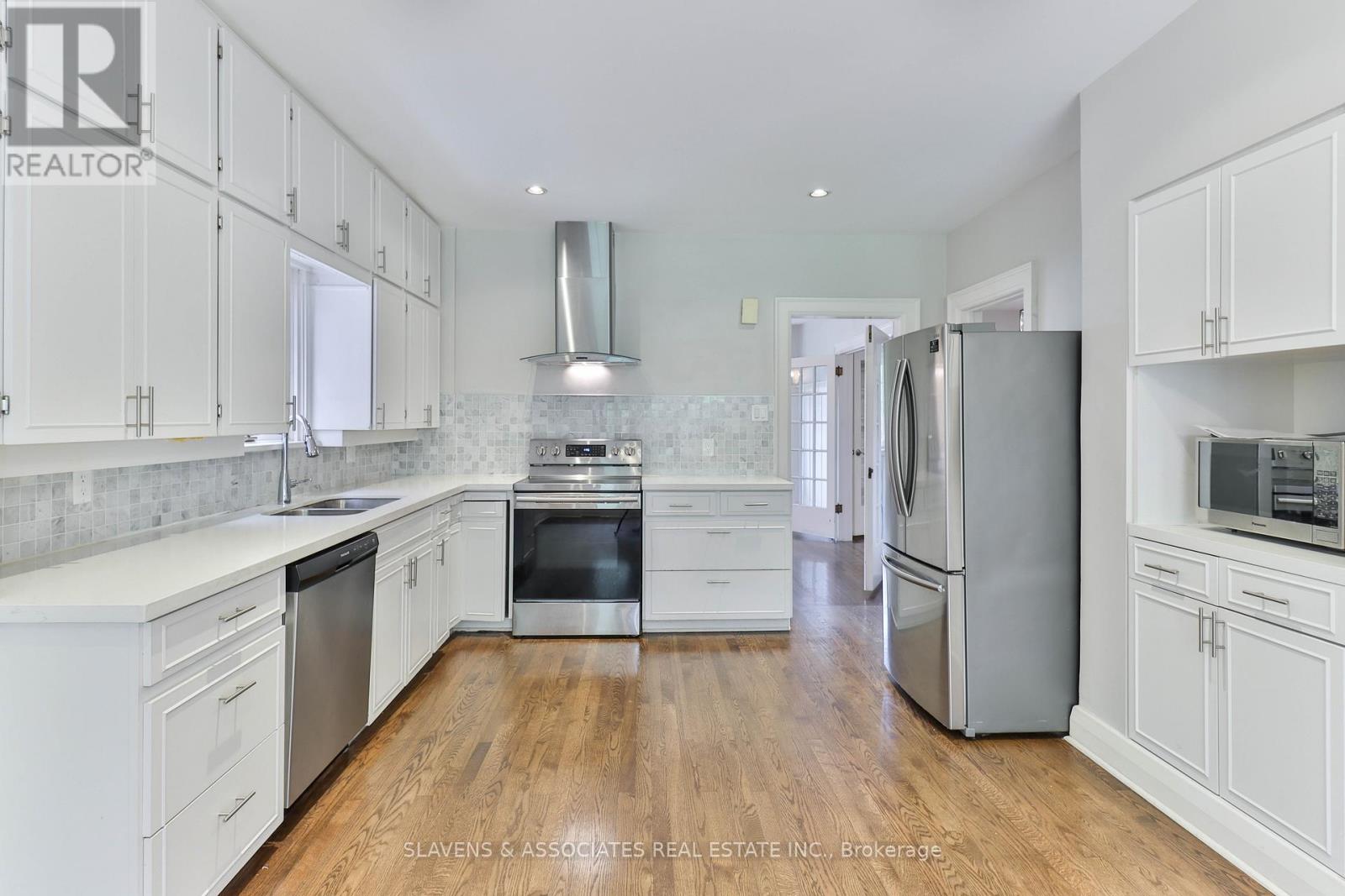 Photo 11 of 56 Alexandra Boulevard, Toronto ON