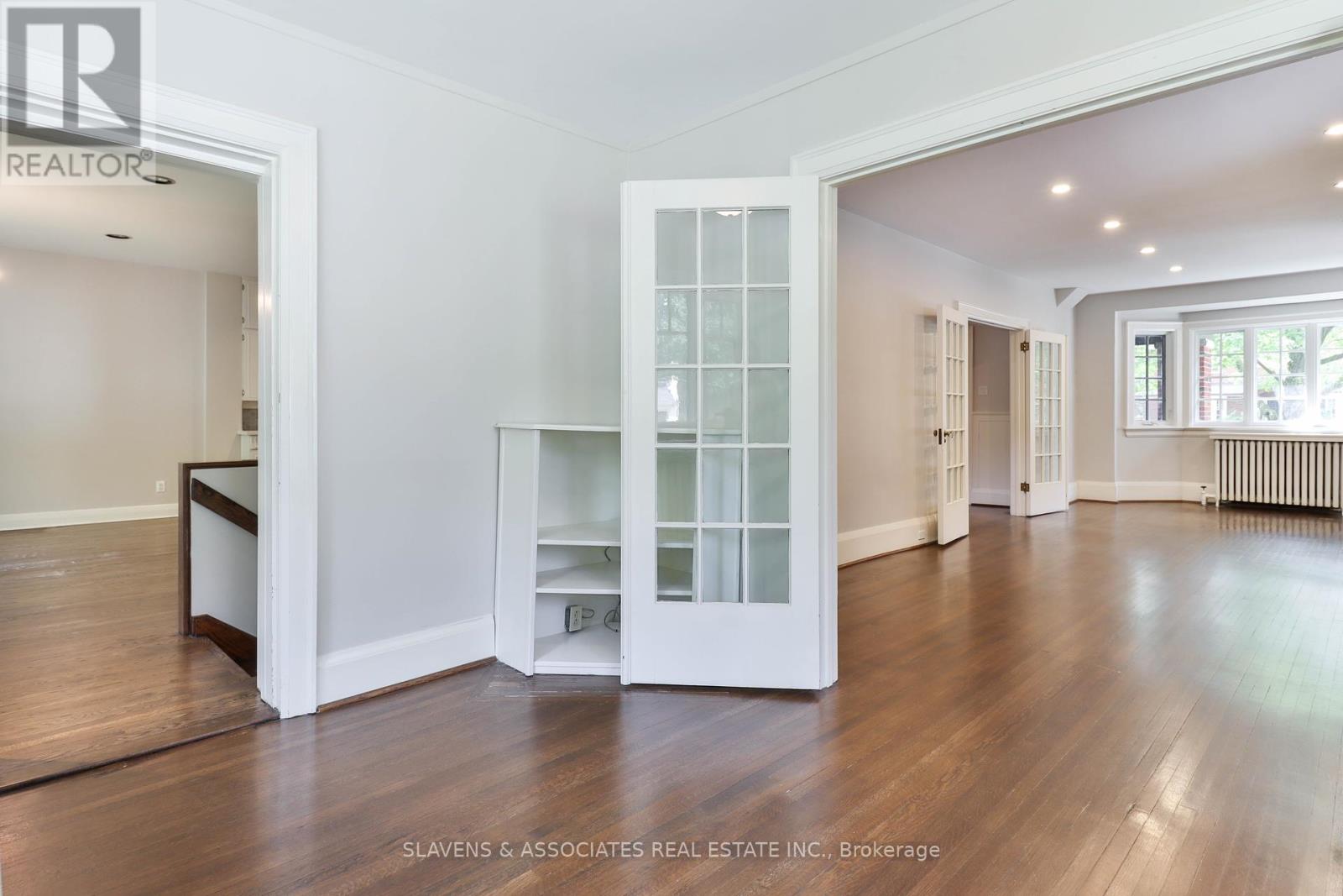 Photo 10 of 56 Alexandra Boulevard, Toronto ON