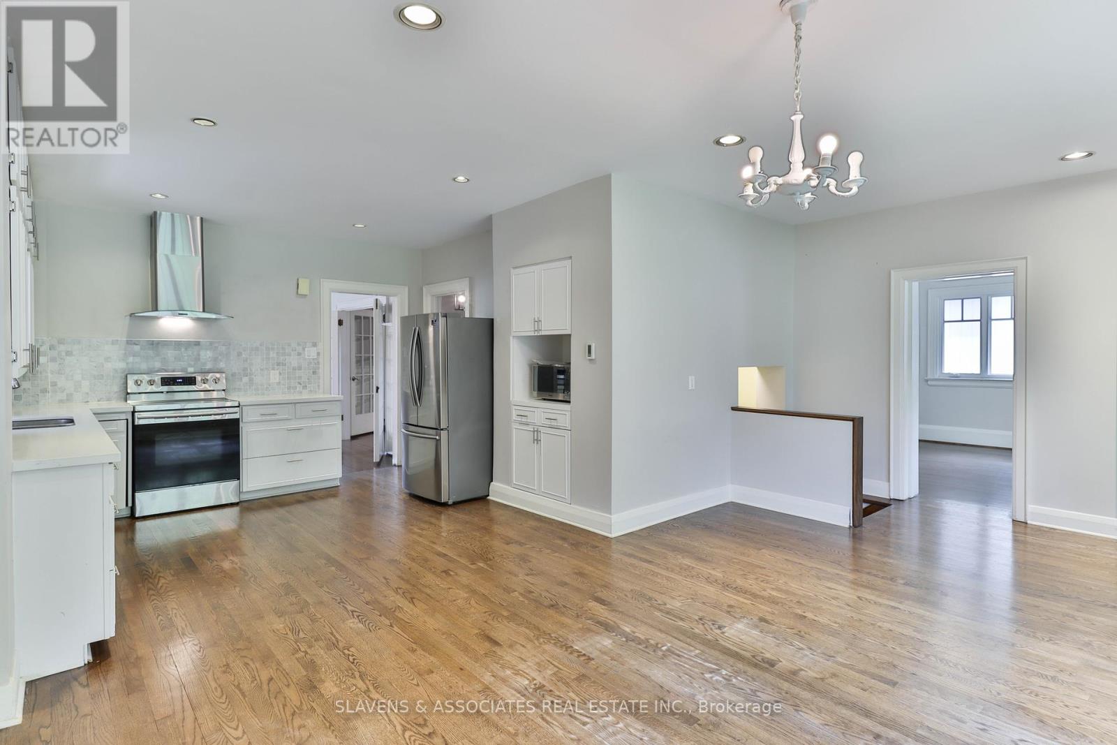 Photo 7 of 56 Alexandra Boulevard, Toronto ON