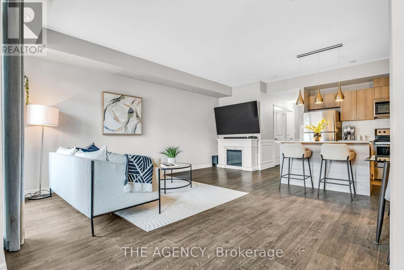 Photo 7 of 9 198 Pine Grove Road, Vaughan ON