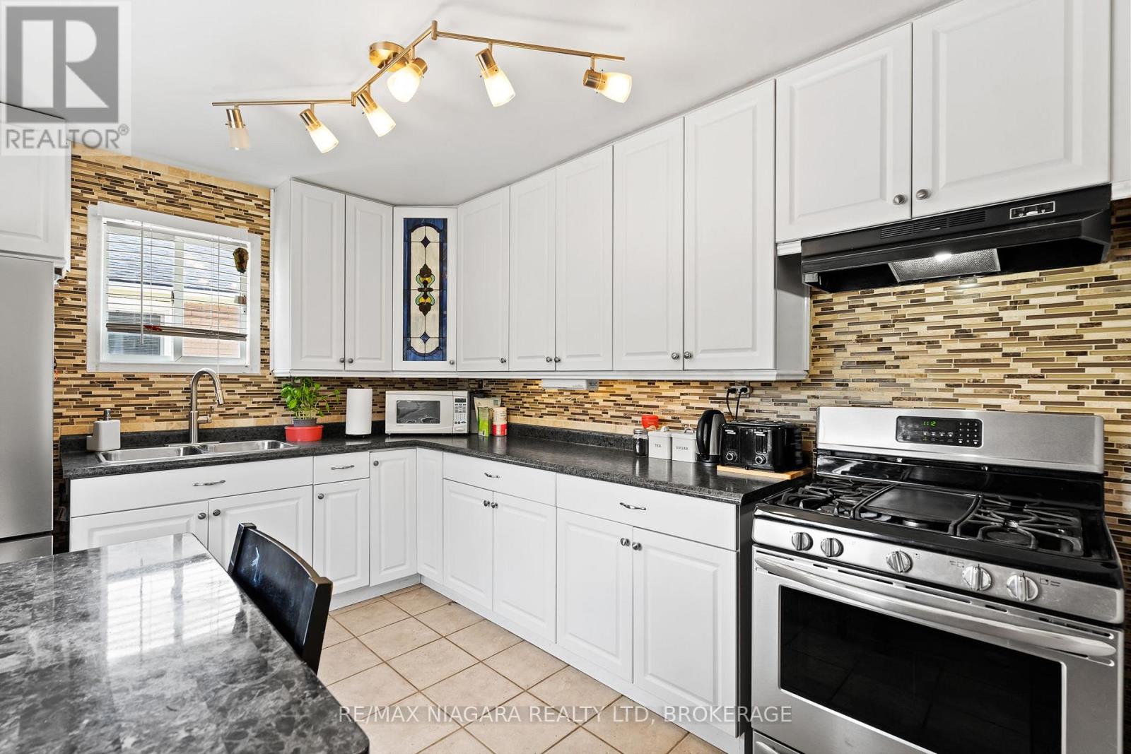 Photo 19 of 7463 Marieclaude Avenue, Niagara Falls ON
