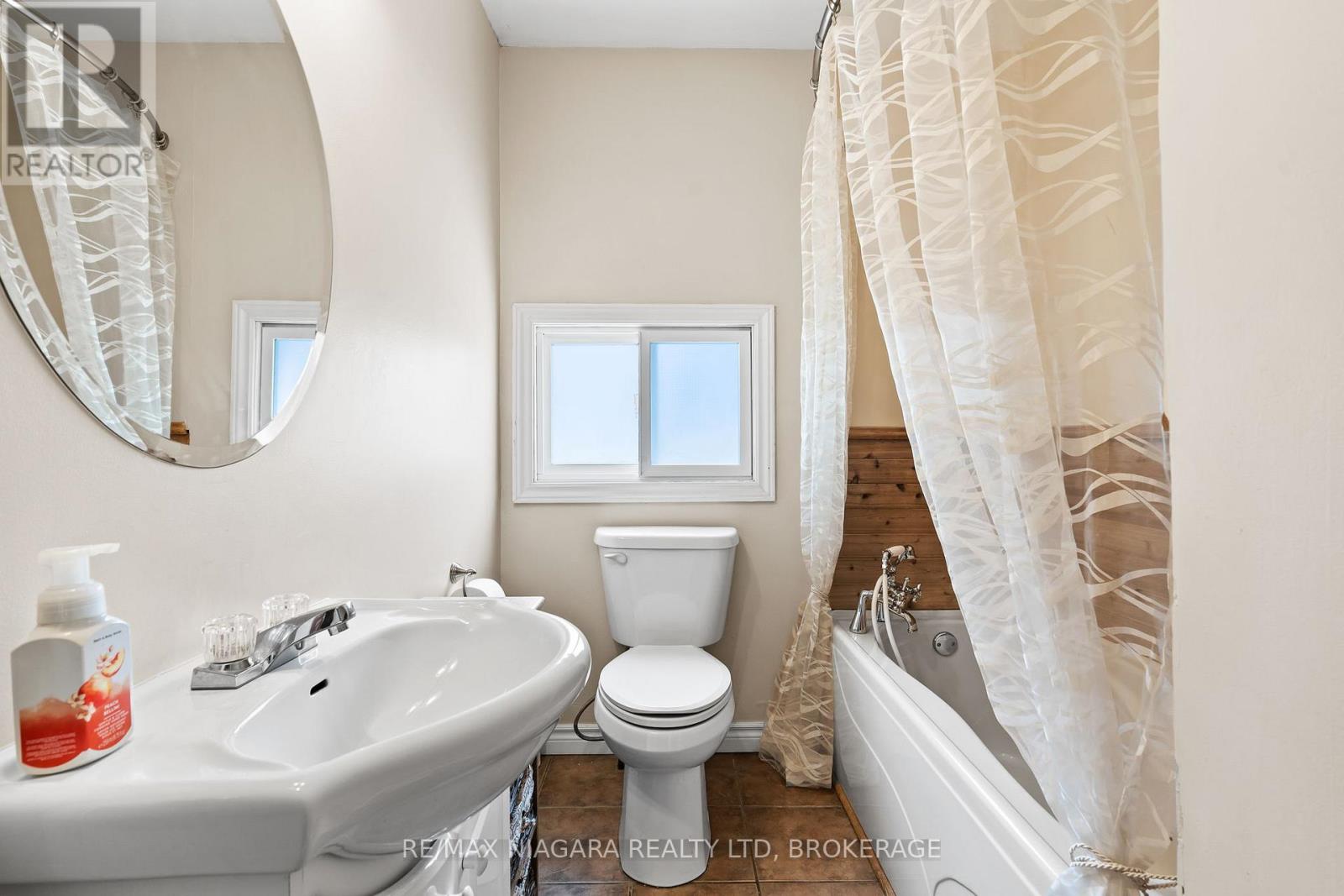 Photo 16 of 7463 Marieclaude Avenue, Niagara Falls ON