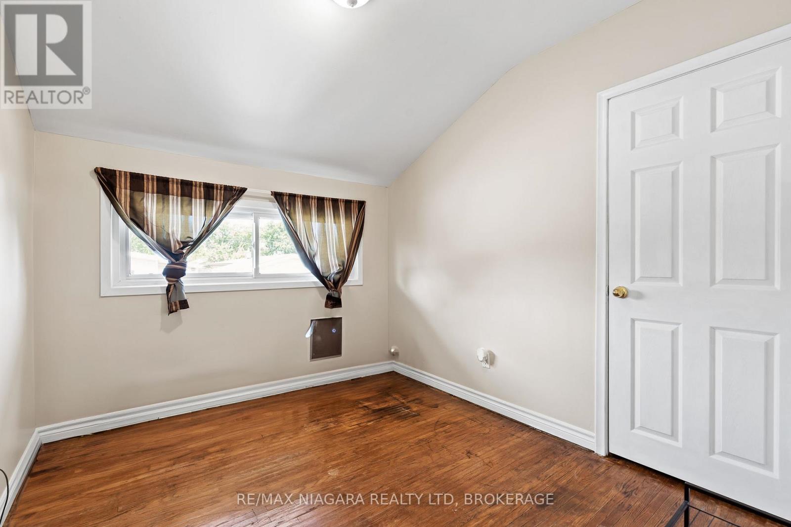 Photo 11 of 7463 Marieclaude Avenue, Niagara Falls ON