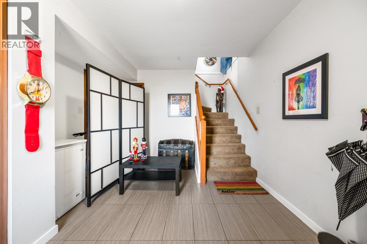 Photo 9 of 3003 Sunnyhurst Road, North Vancouver BC