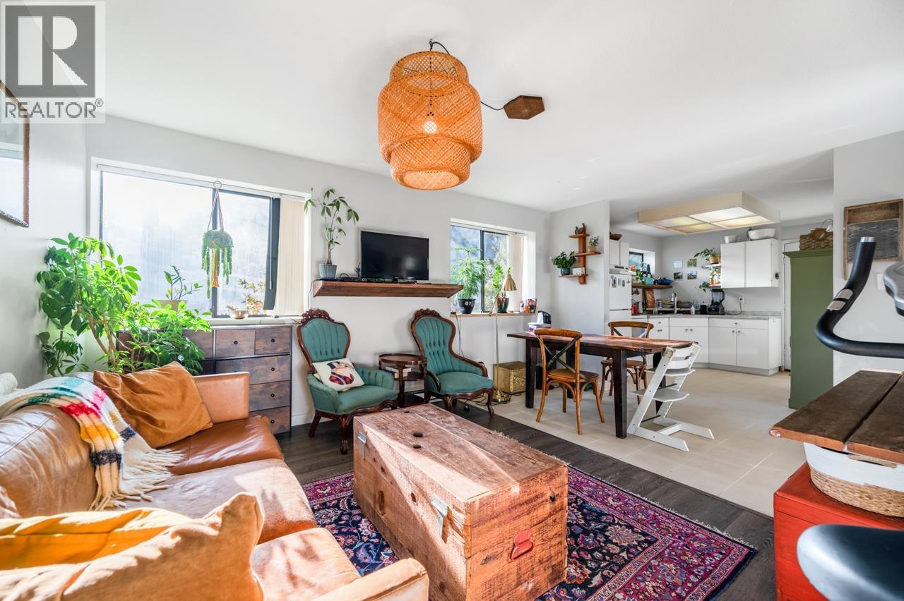 Photo 10 of 3003 Sunnyhurst Road, North Vancouver BC
