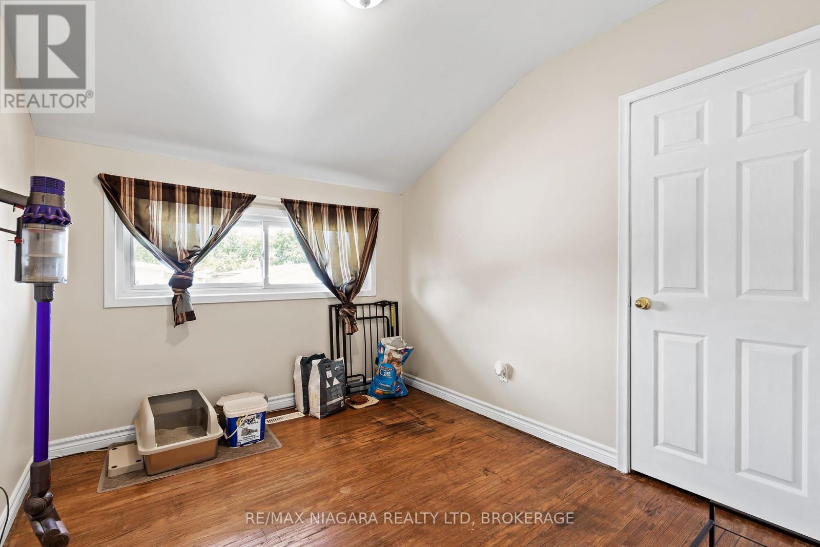 Photo 3 of 7463 Marieclaude Avenue, Niagara Falls ON