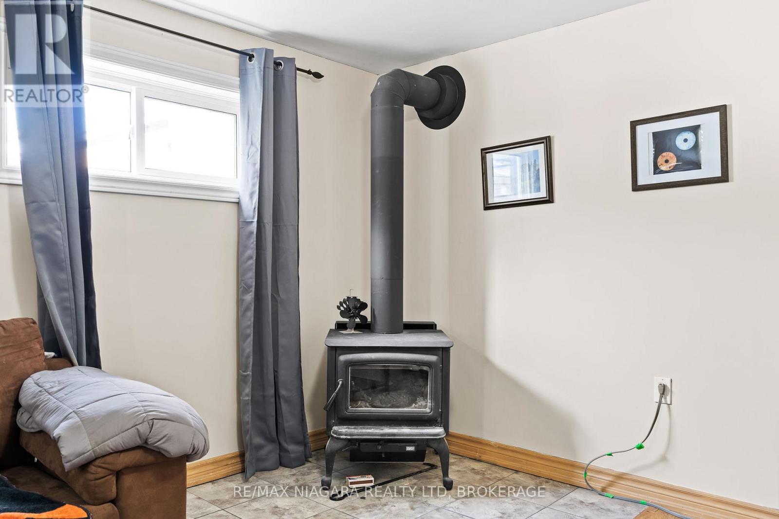Photo 10 of 7463 Marieclaude Avenue, Niagara Falls ON