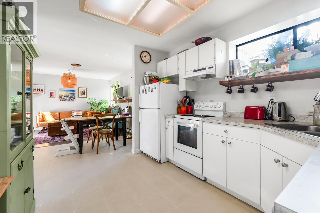 Photo 5 of 3003 Sunnyhurst Road, North Vancouver BC