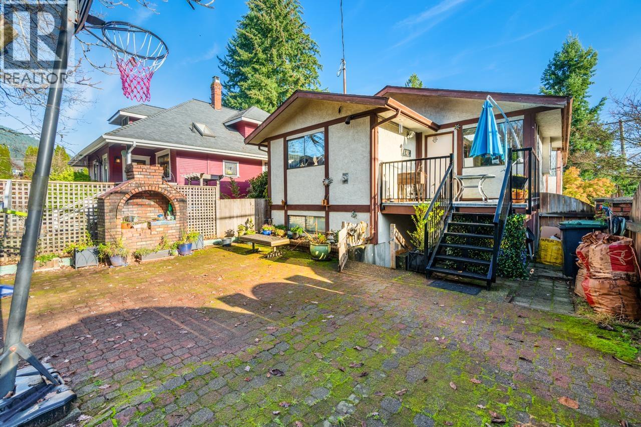 Photo 6 of 3003 Sunnyhurst Road, North Vancouver BC