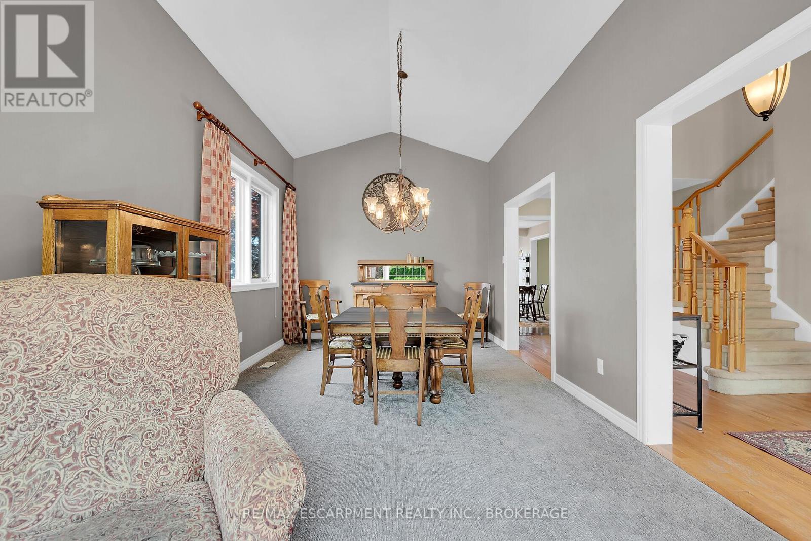 Photo 8 of 119 Dorchester Drive, Grimsby ON