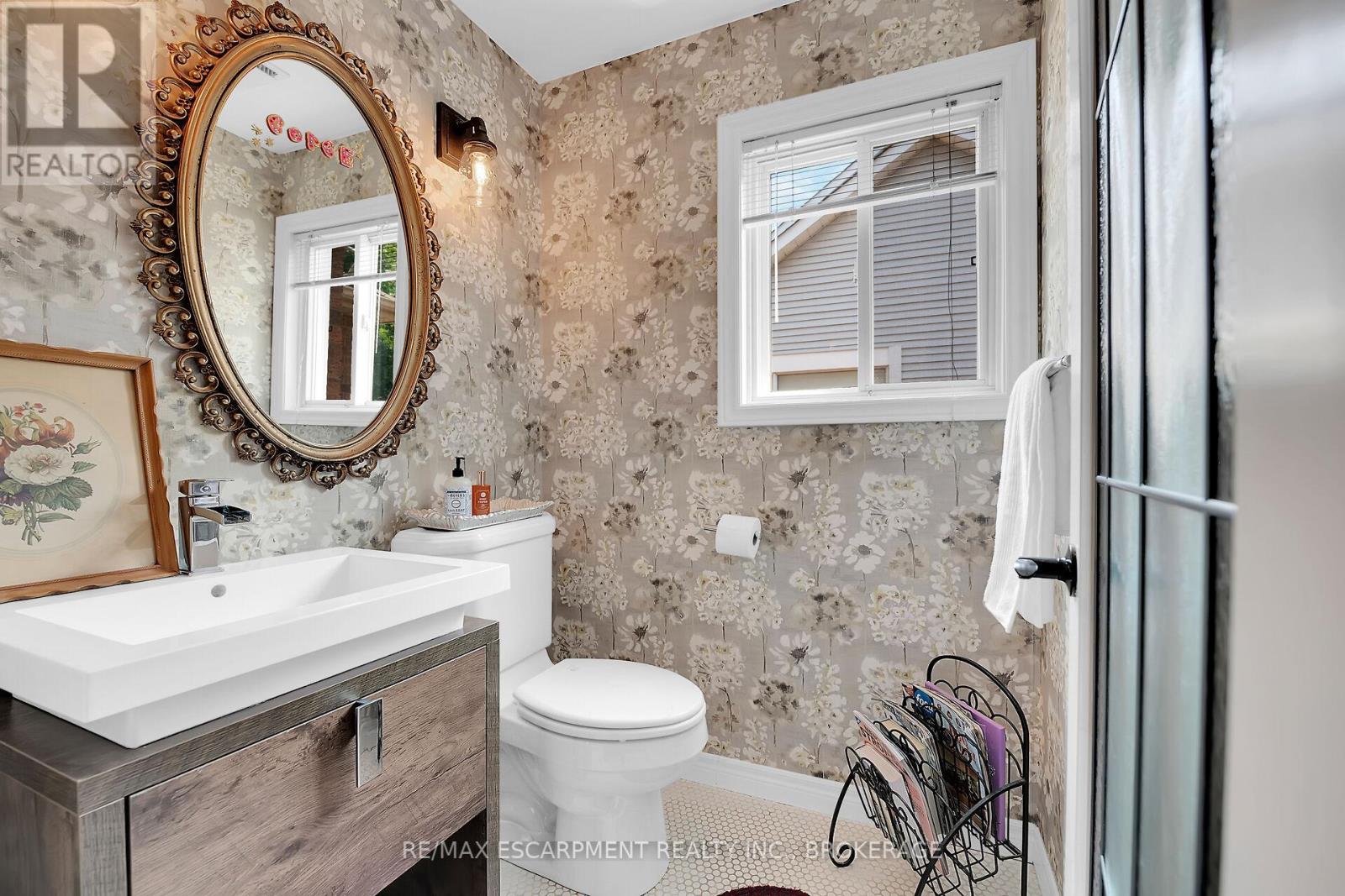 Photo 48 of 119 Dorchester Drive, Grimsby ON