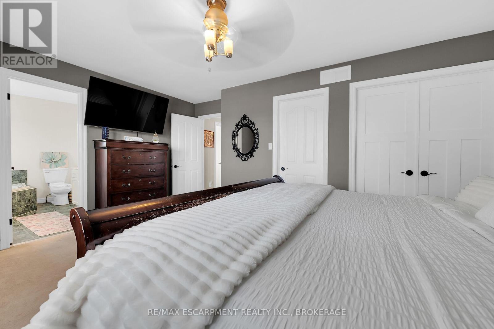 Photo 22 of 119 Dorchester Drive, Grimsby ON