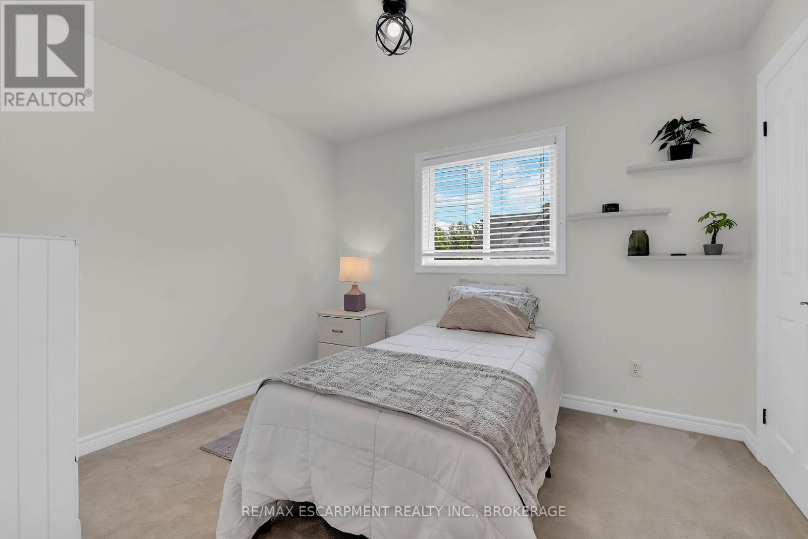 Photo 41 of 119 Dorchester Drive, Grimsby ON