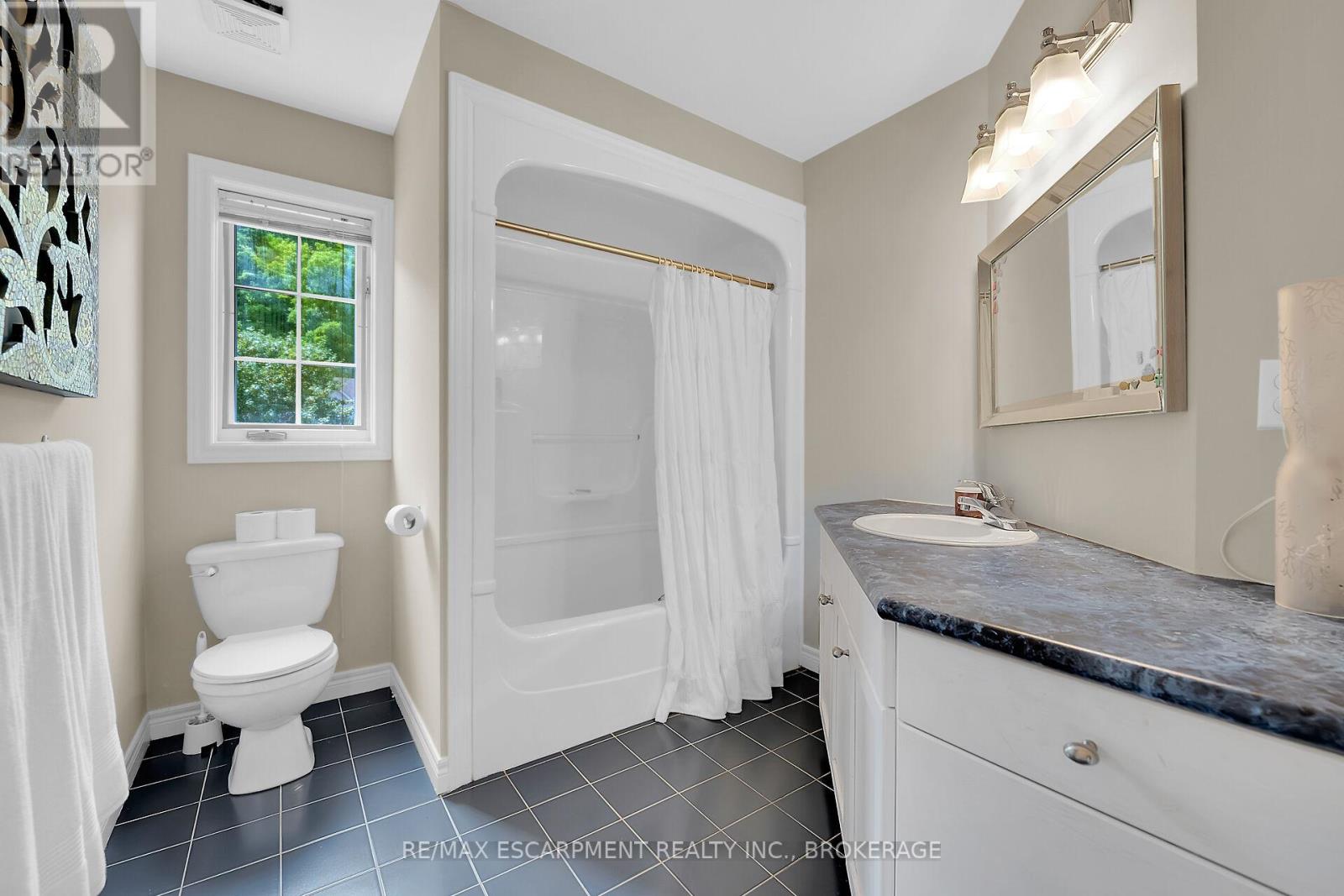 Photo 37 of 119 Dorchester Drive, Grimsby ON