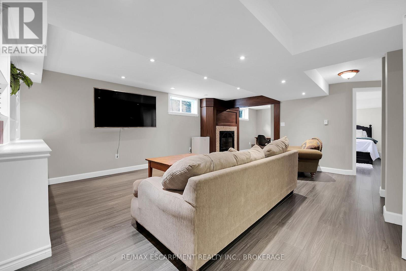 Photo 42 of 119 Dorchester Drive, Grimsby ON
