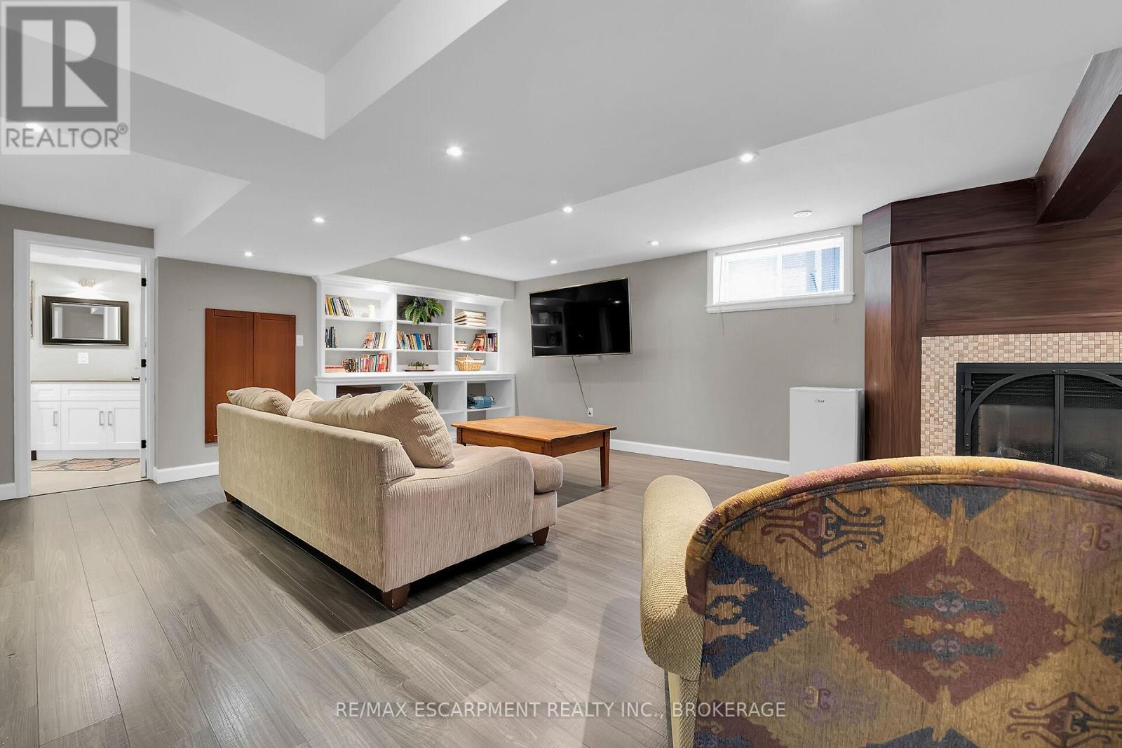 Photo 15 of 119 Dorchester Drive, Grimsby ON
