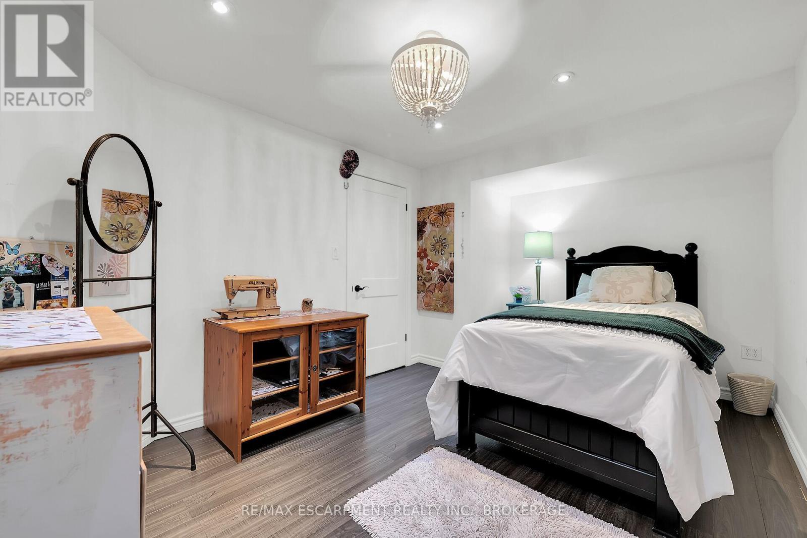 Photo 30 of 119 Dorchester Drive, Grimsby ON