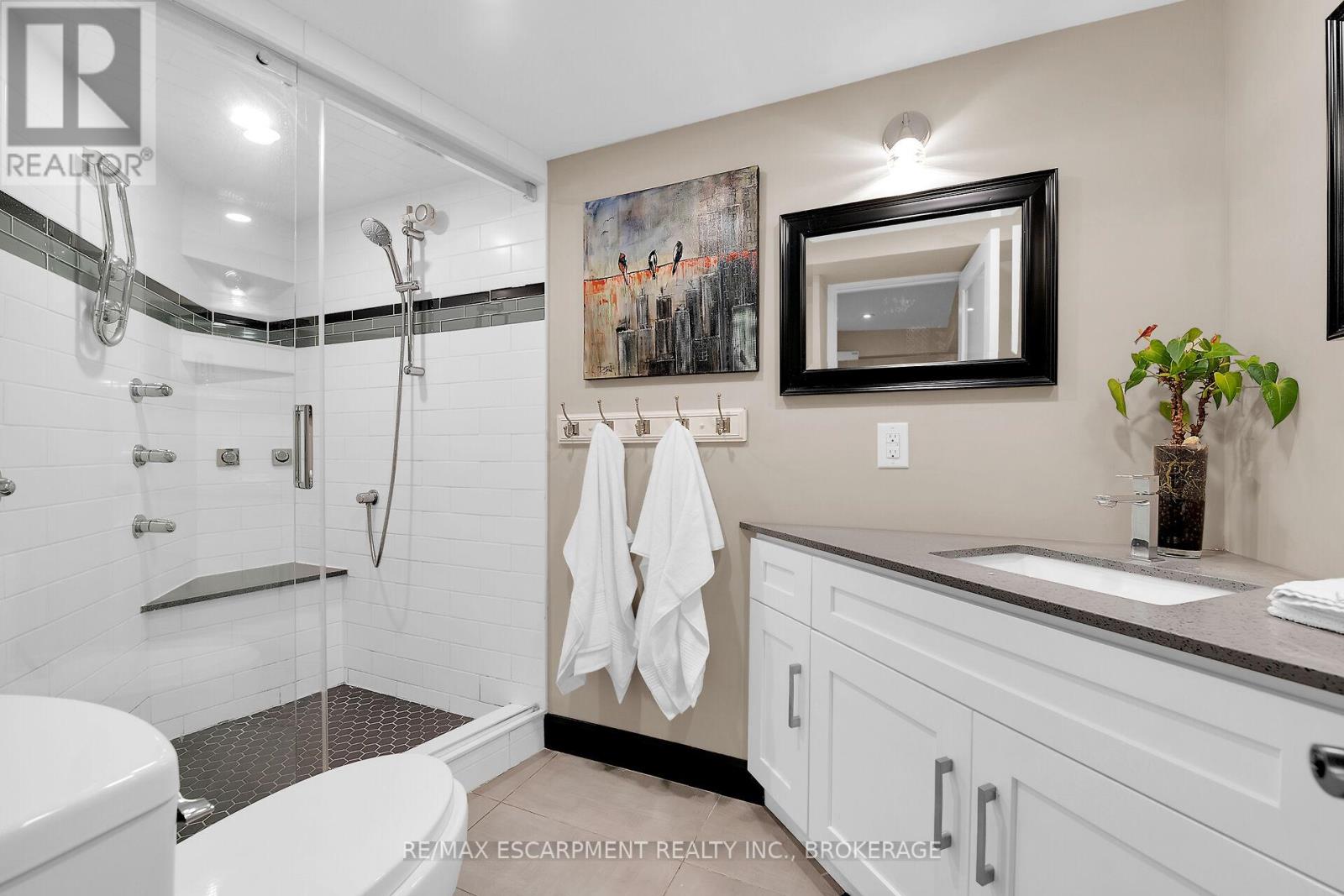 Photo 29 of 119 Dorchester Drive, Grimsby ON