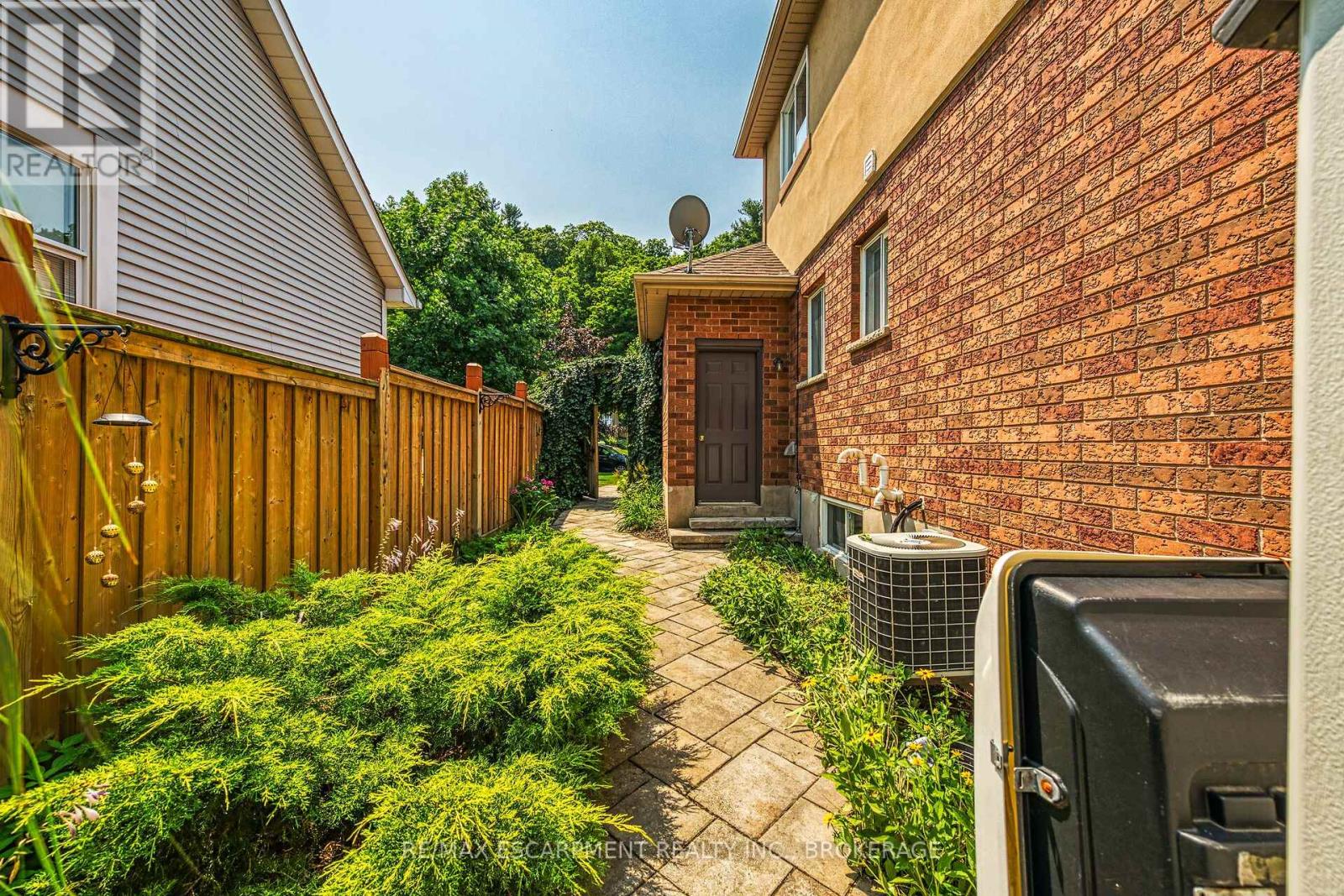 Photo 33 of 119 Dorchester Drive, Grimsby ON