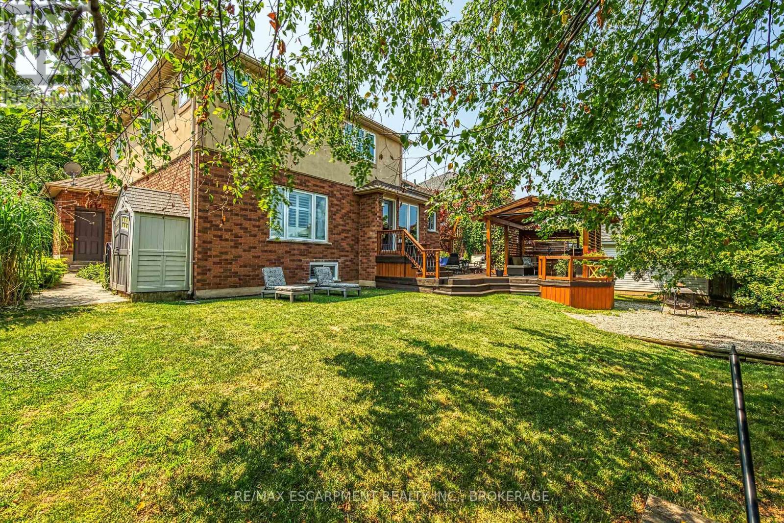 Photo 23 of 119 Dorchester Drive, Grimsby ON