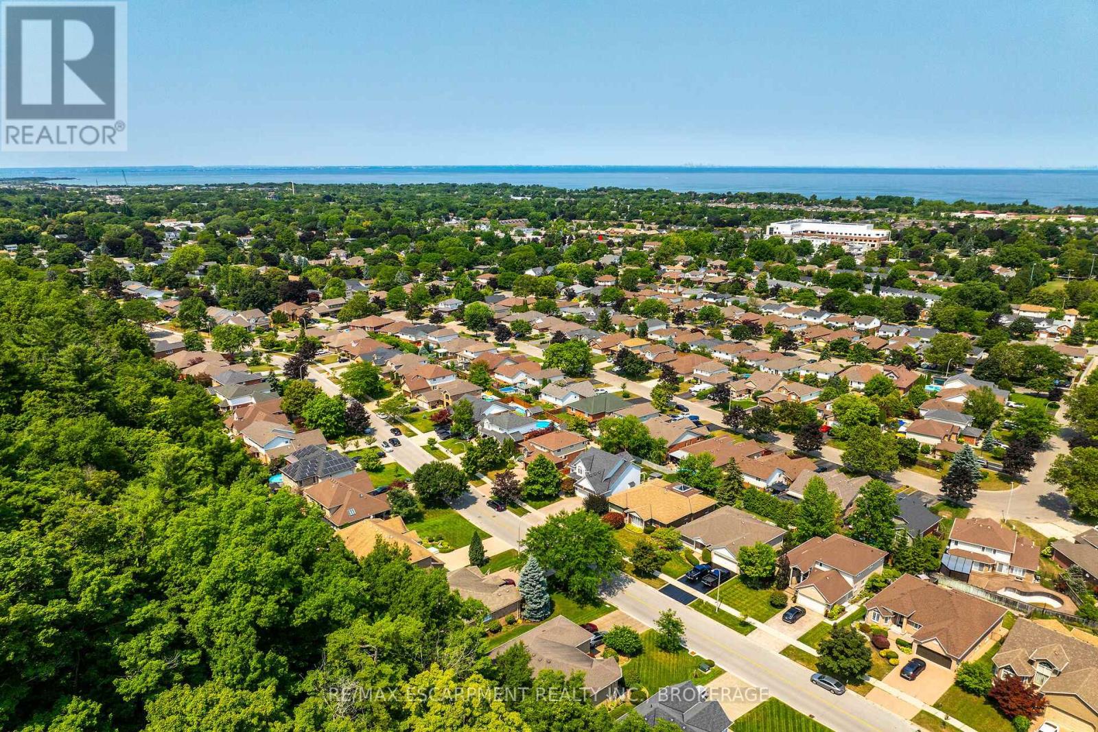 Photo 9 of 119 Dorchester Drive, Grimsby ON