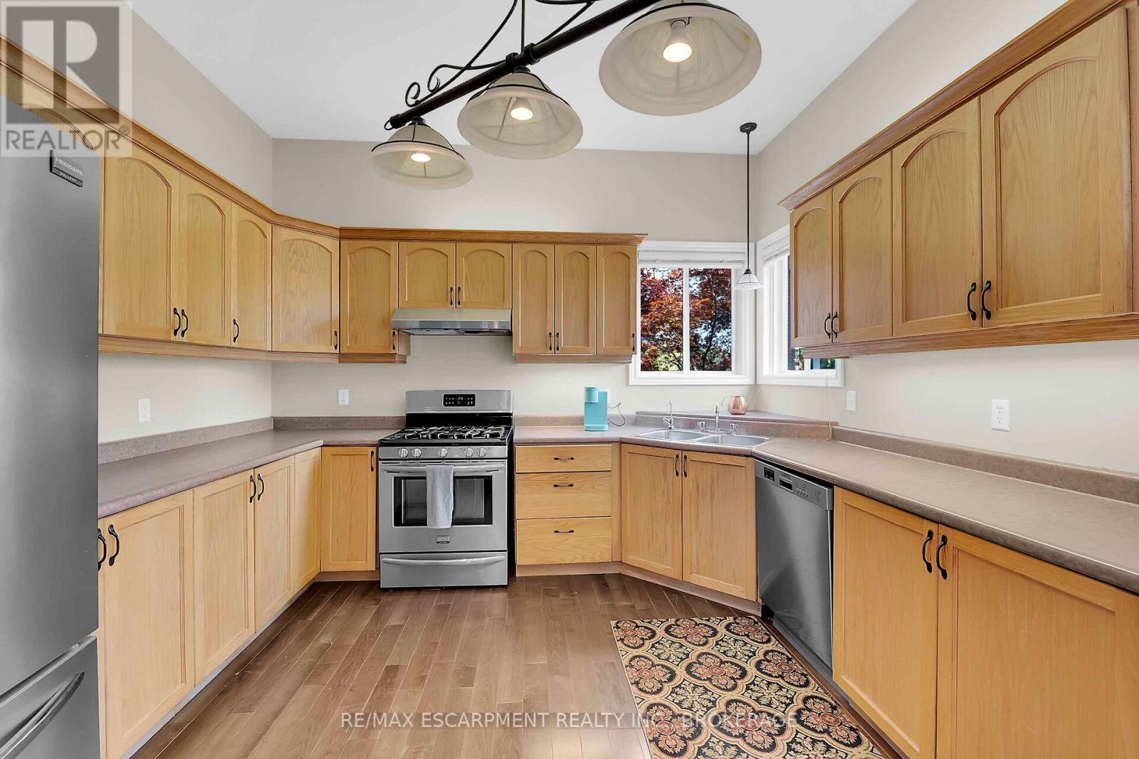 Photo 25 of 119 Dorchester Drive, Grimsby ON