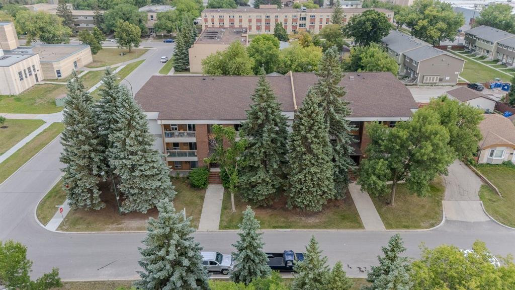 Photo 3 of 5 A 932 Summerside Avenue, Winnipeg MB