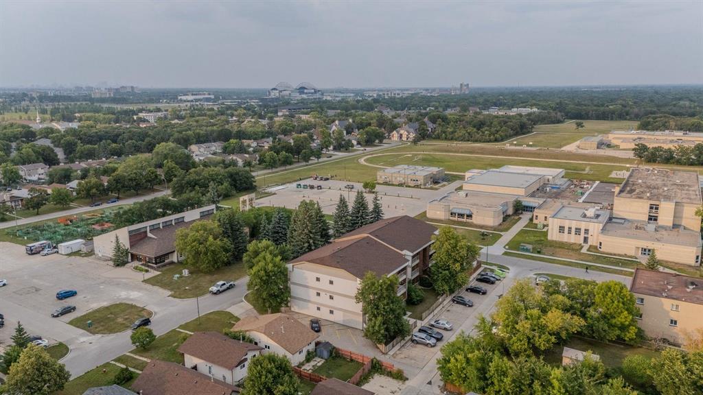 Photo 24 of 5 A 932 Summerside Avenue, Winnipeg MB