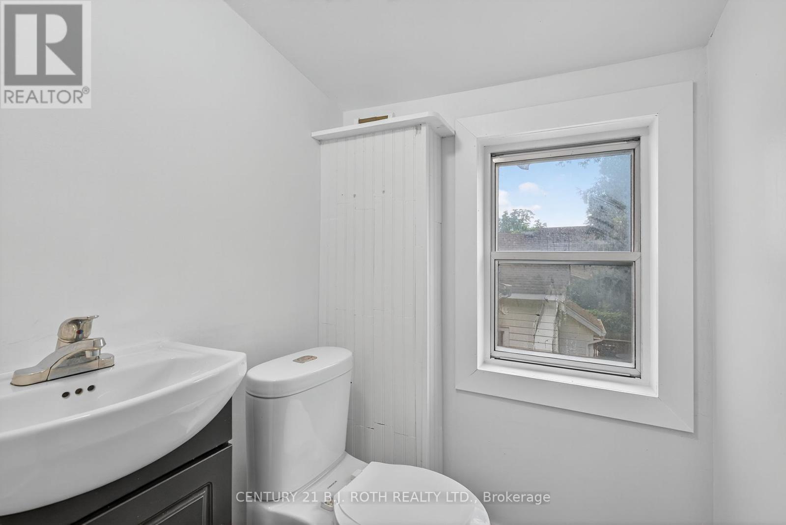 Photo 9 of 153 Laclie Street, Orillia ON
