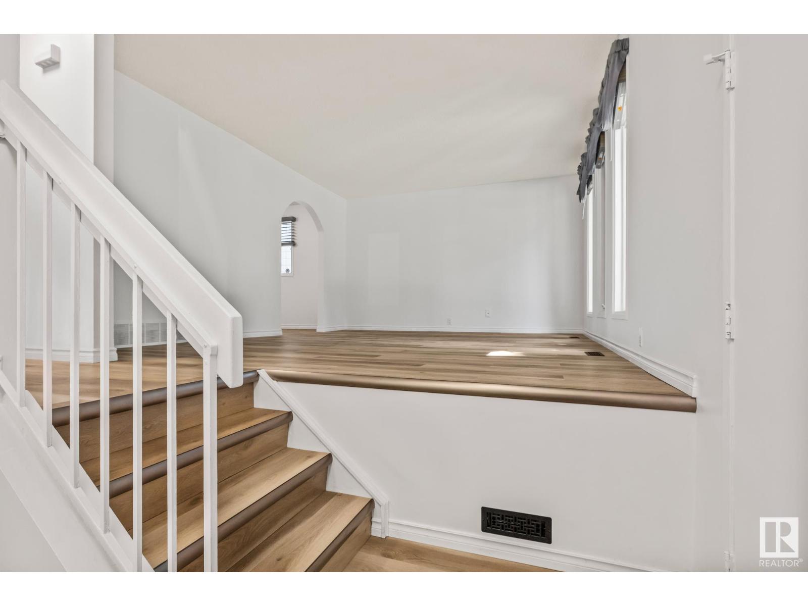 Single Family House for Sale in  BUTTERFIELD CR St. Albert 