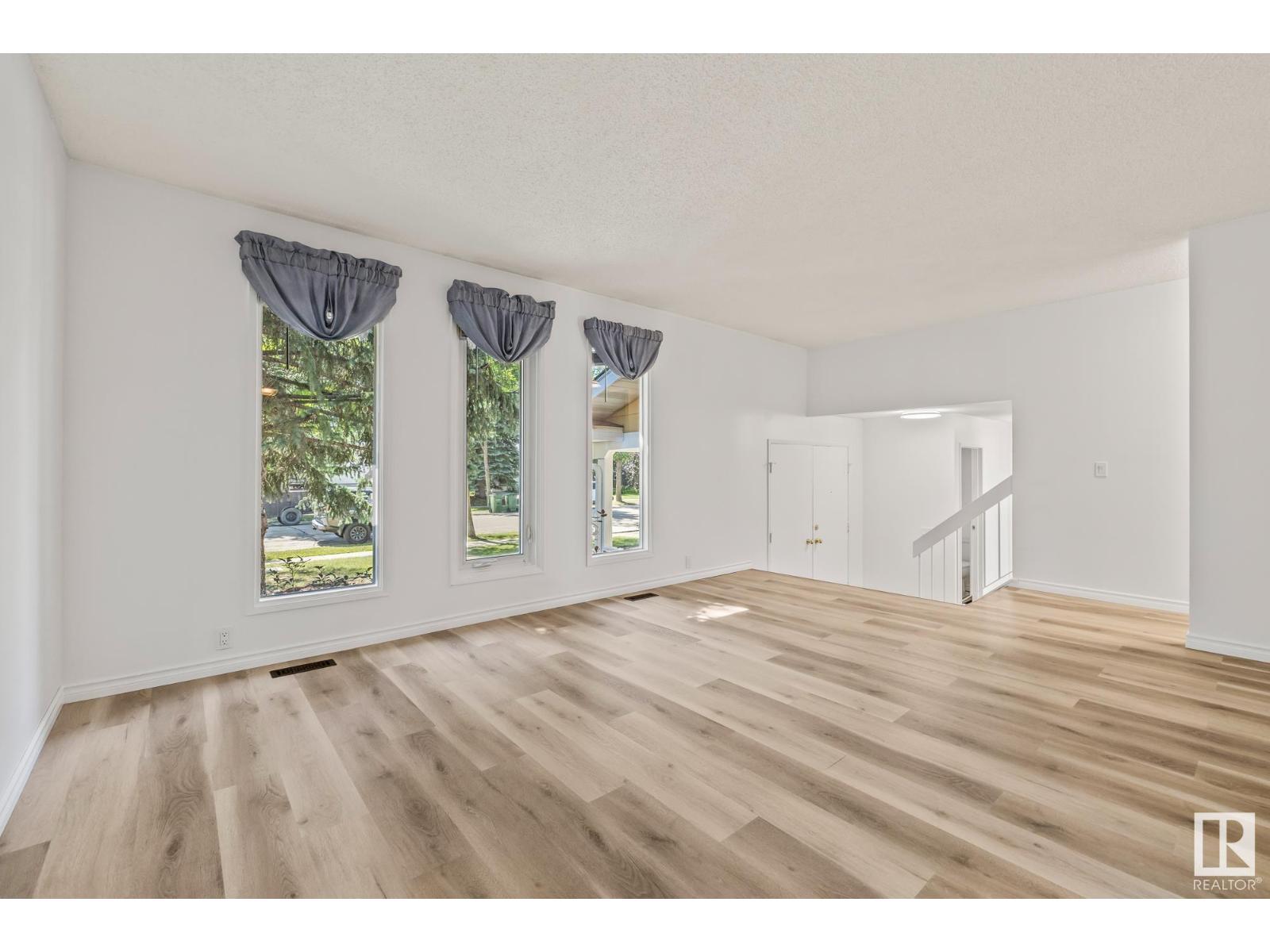 Single Family House for Sale in  BUTTERFIELD CR St. Albert 