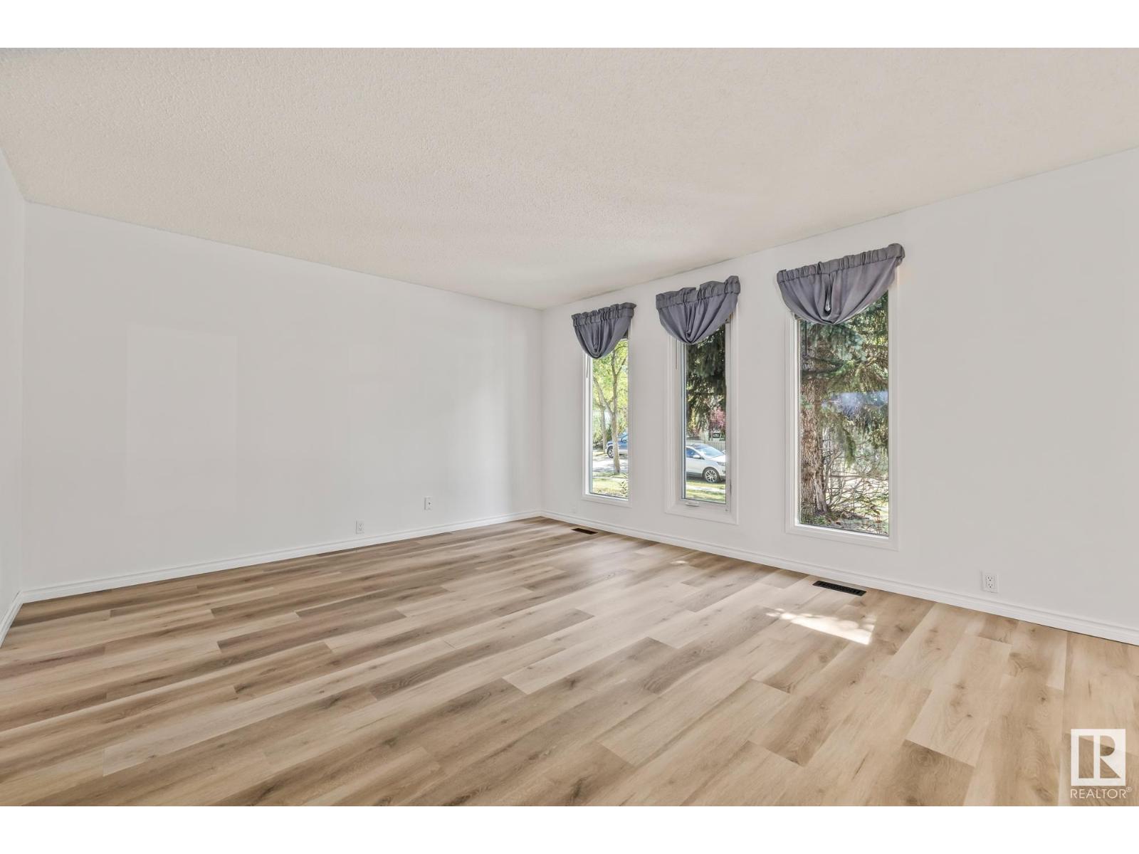 Single Family House for Sale in  BUTTERFIELD CR St. Albert 