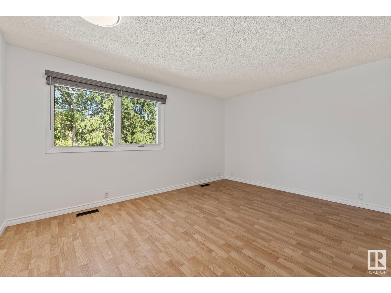 Single Family House for Sale in  BUTTERFIELD CR St. Albert 