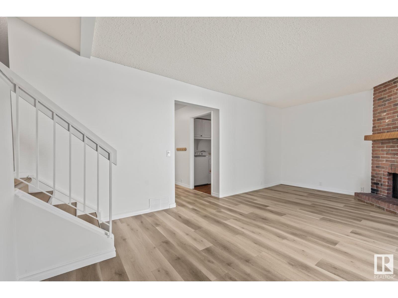 Single Family House for Sale in  BUTTERFIELD CR St. Albert 