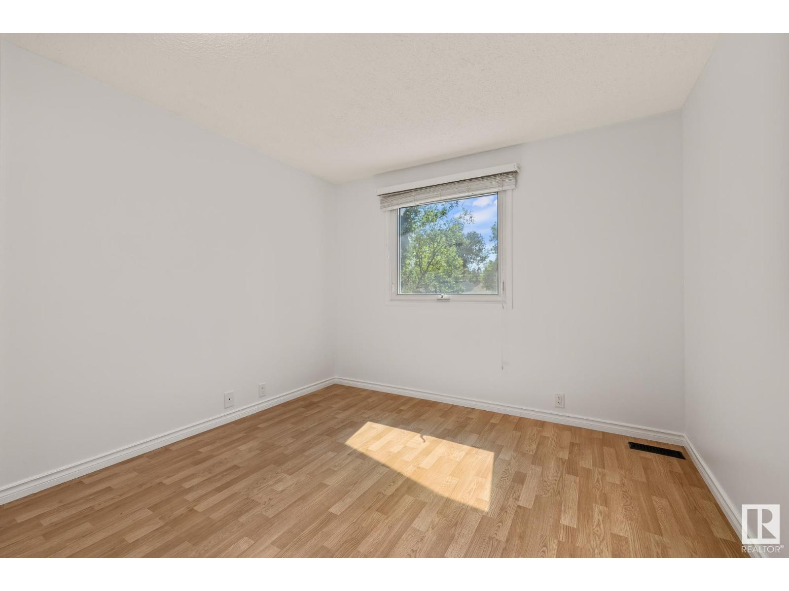 Single Family House for Sale in  BUTTERFIELD CR St. Albert 