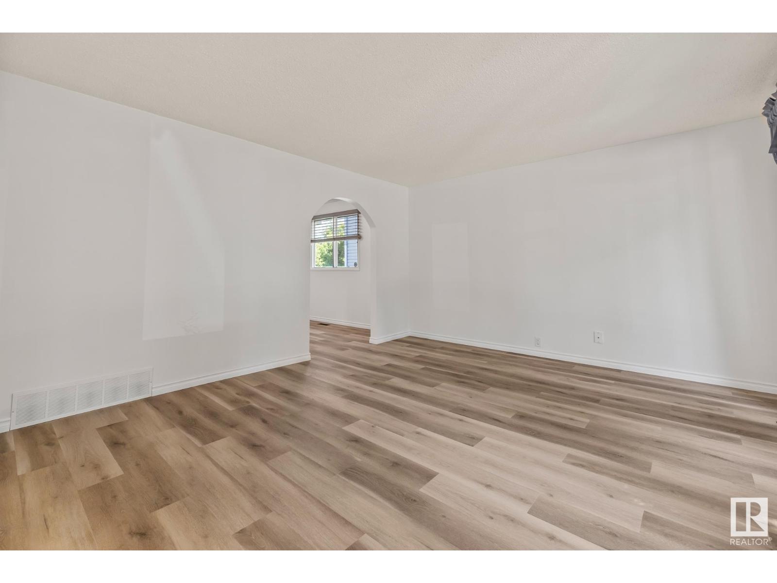 Single Family House for Sale in  BUTTERFIELD CR St. Albert 