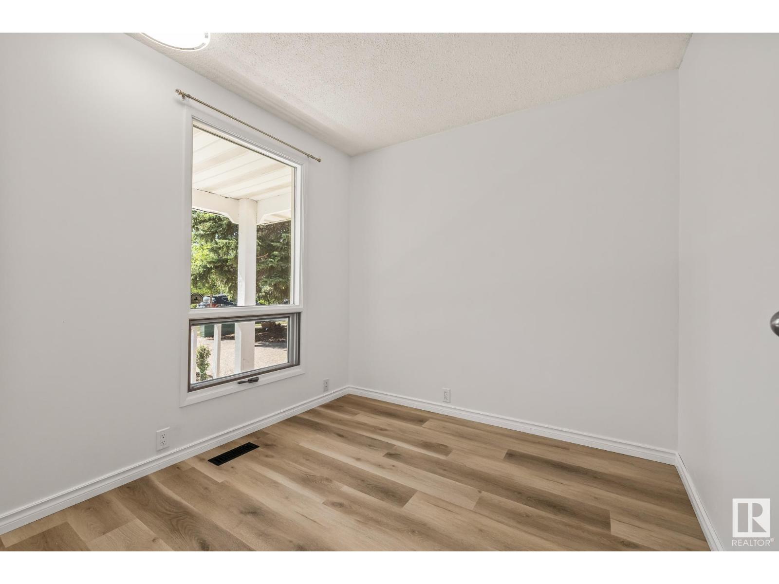 Single Family House for Sale in  BUTTERFIELD CR St. Albert 