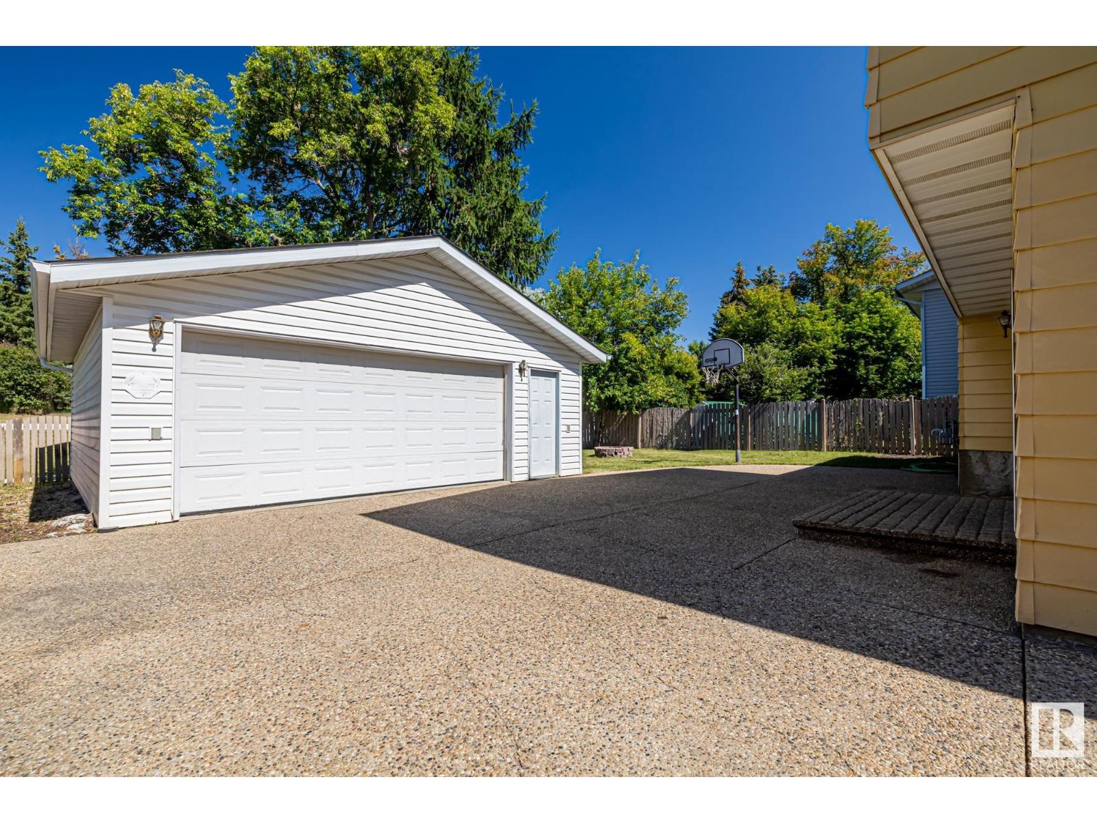 Single Family House for Sale in  BUTTERFIELD CR St. Albert 