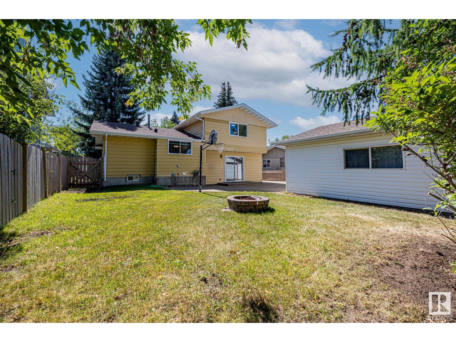 Single Family House for Sale in  BUTTERFIELD CR St. Albert 