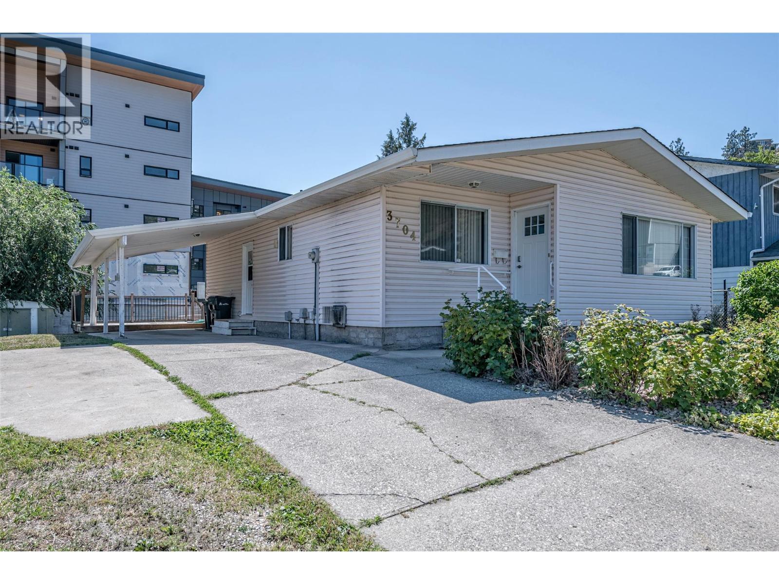 Photo 3 of 3704 40 Avenue, Vernon BC