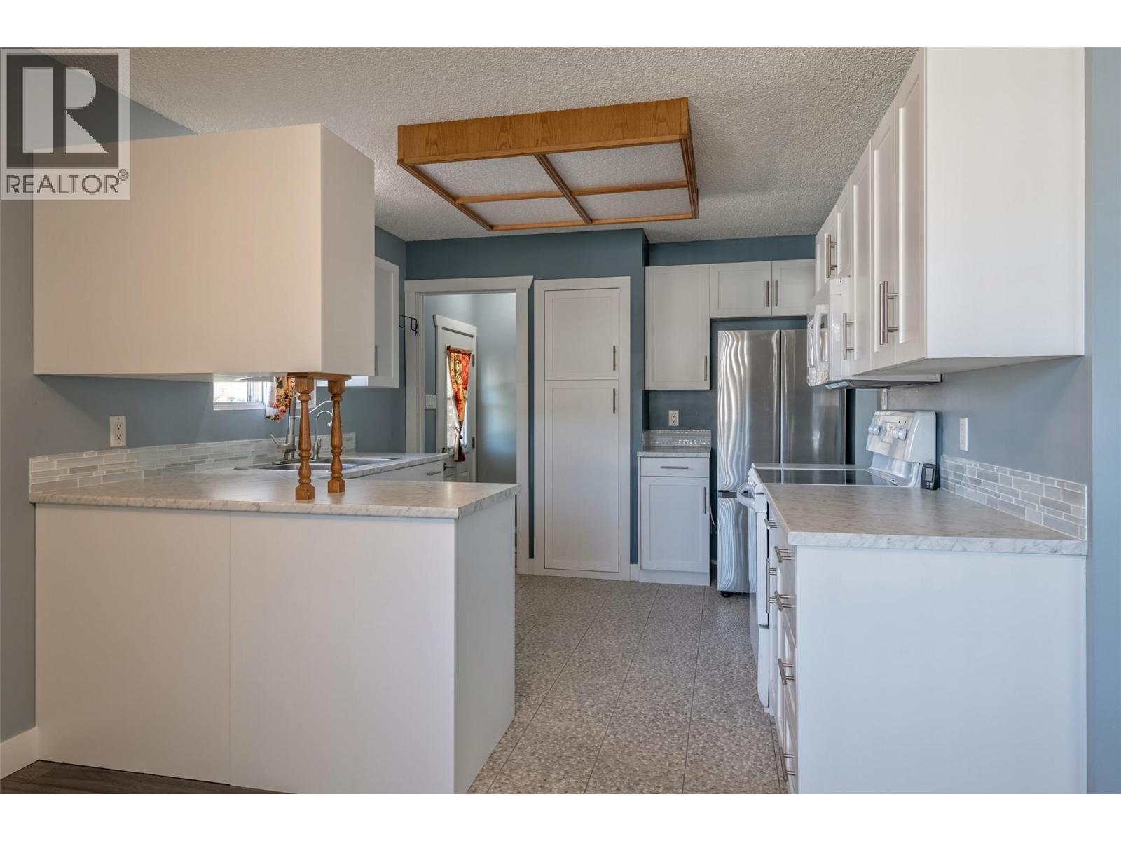 Photo 8 of 3704 40 Avenue, Vernon BC