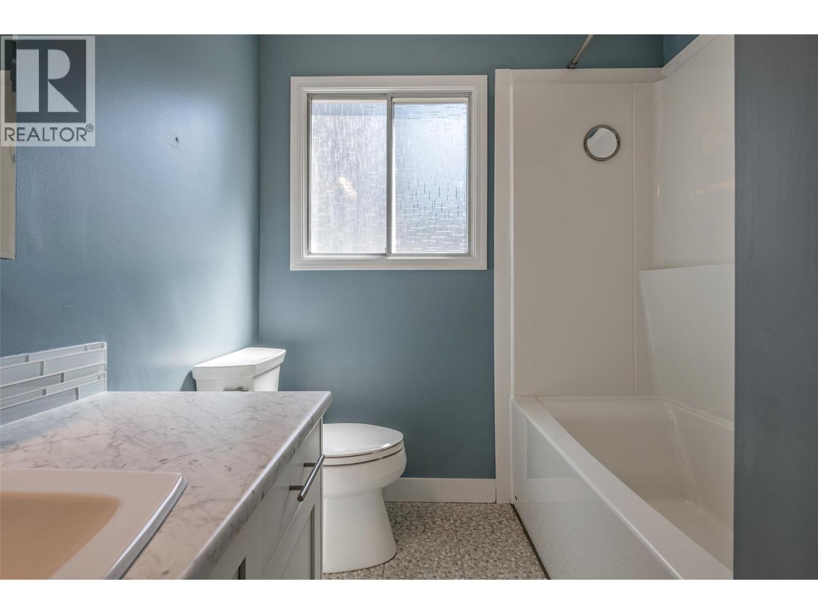 Photo 11 of 3704 40 Avenue, Vernon BC