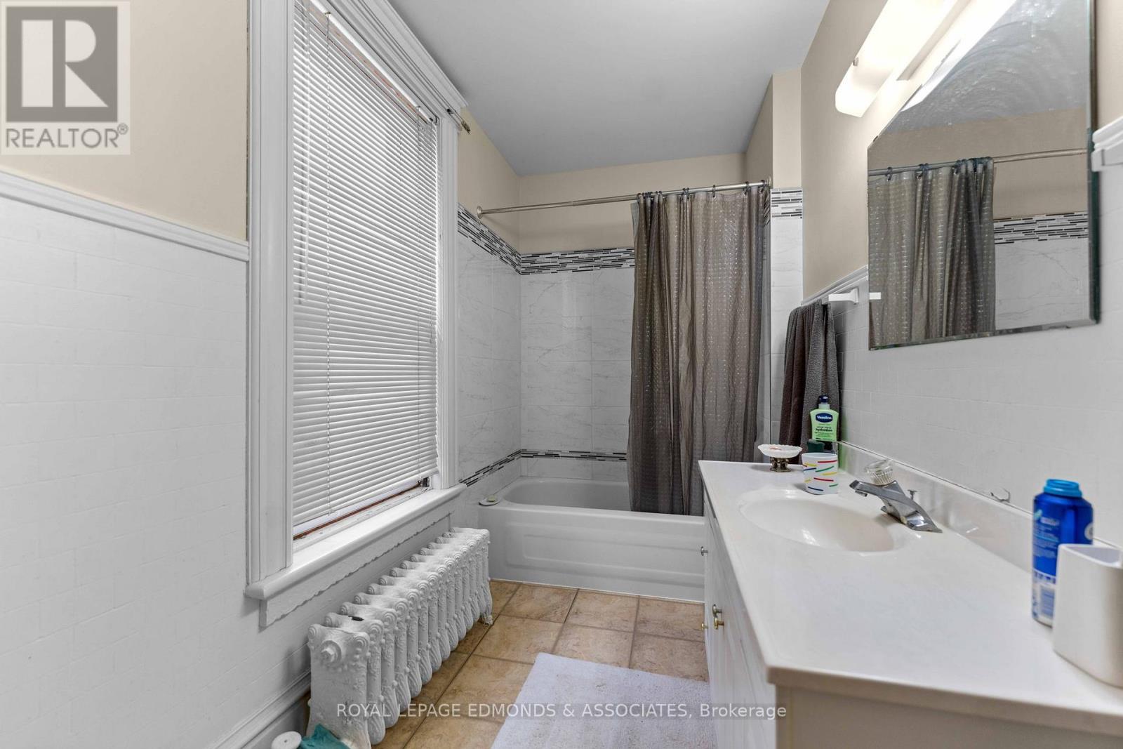 Photo 19 of 54 Isabella Street, Pembroke ON
