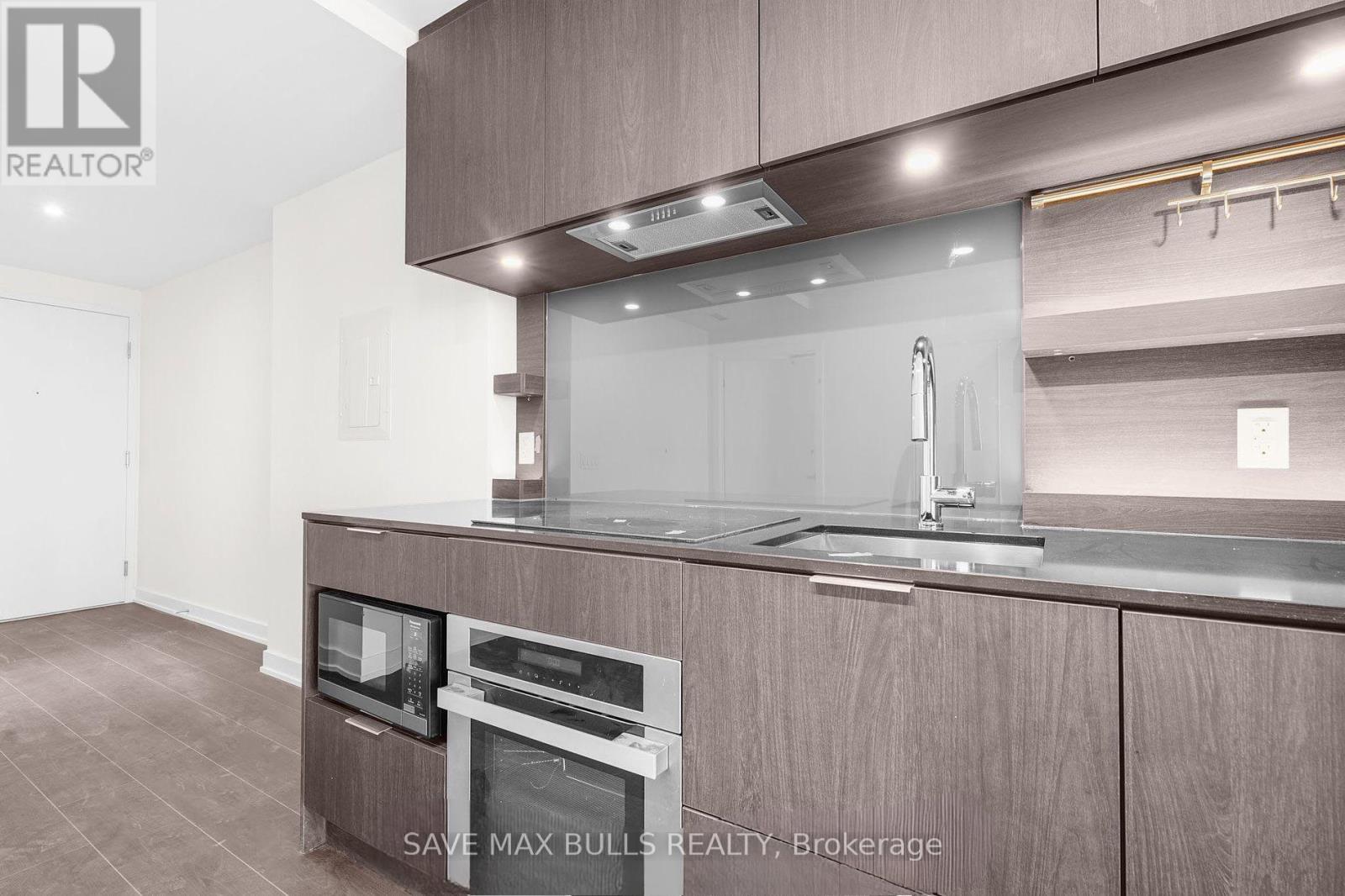 Photo 4 of 723 28 Ann Street, Mississauga ON