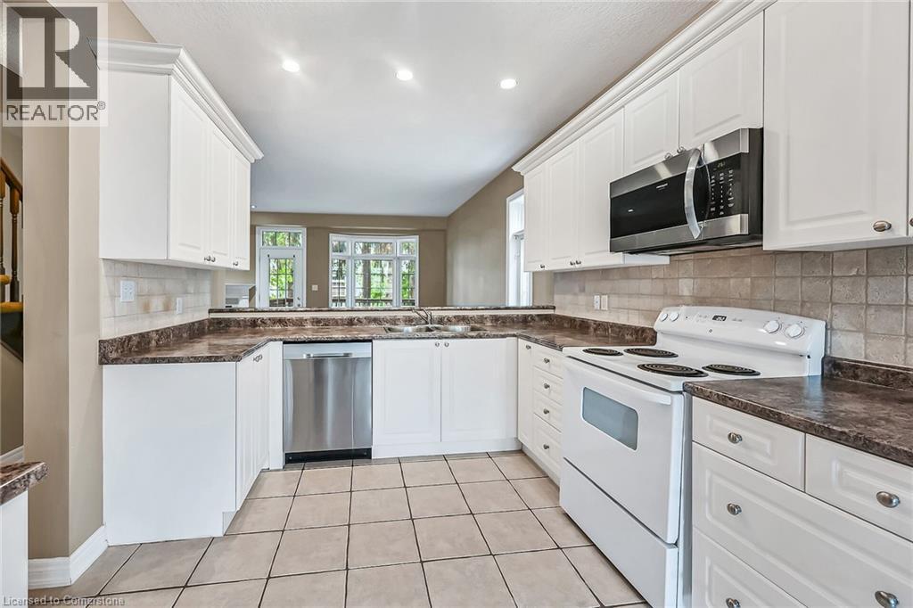 Photo 11 of 7 Goldenview Court, Waterdown ON