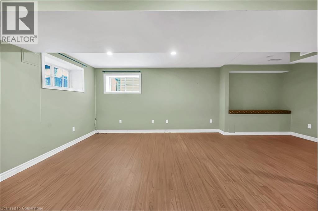 Photo 36 of 7 Goldenview Court, Waterdown ON
