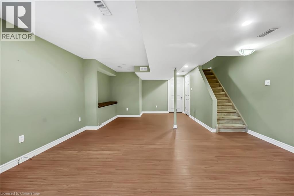 Photo 37 of 7 Goldenview Court, Waterdown ON