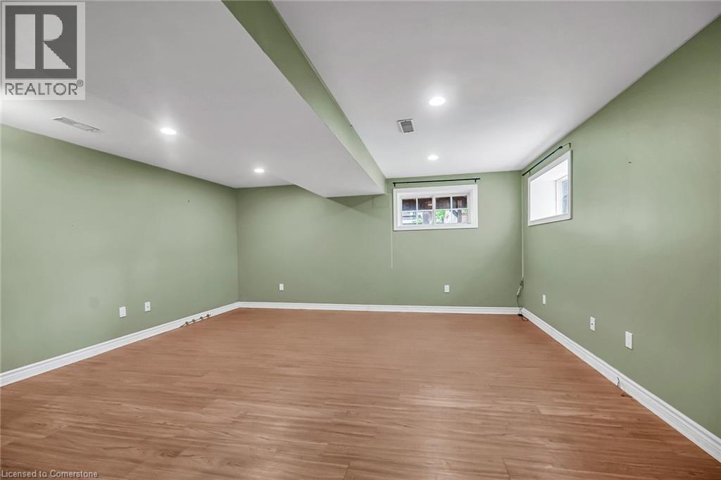Photo 39 of 7 Goldenview Court, Waterdown ON